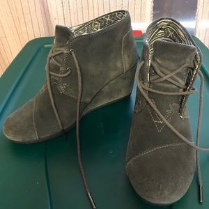 Toms gray boots. Size 7.5